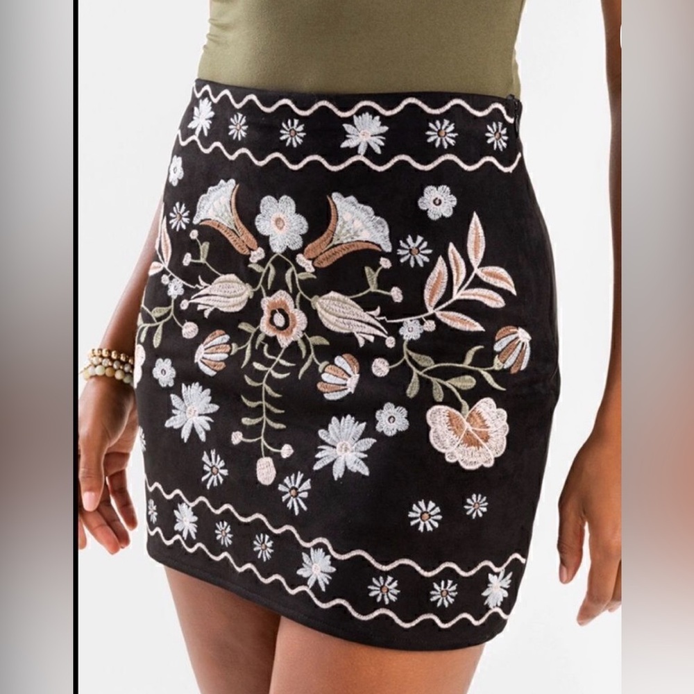 Francesca’s, miami Floral Embroidered Black Suede Skirt Size S - Picture 4 of 14
